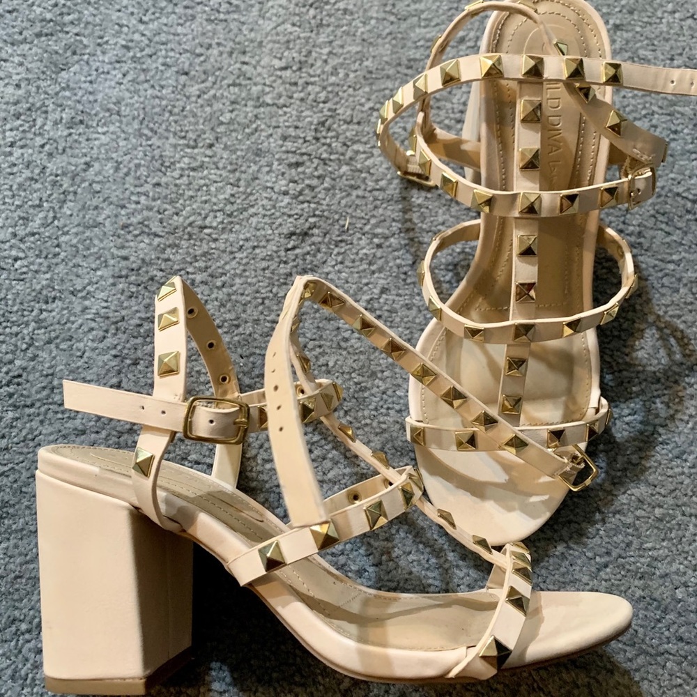 Unresolved heeled Sandals
